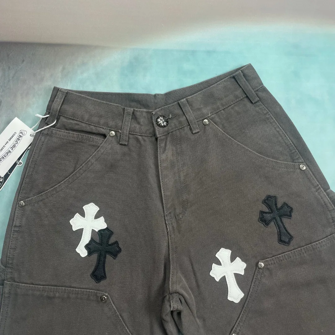 🅿️290 🔘Style number-KL128 🔘Chrome Hearts𝐂𝐡𝐫𝐨𝐦𝐞 𝐇𝐞𝐚𝐫𝐭 Matty Boy Sex Records series Cross black and white patchwork leather lumberjack jeans* Chrome Hearts Matty Boy Sex Records The patchwork leather jeans series is a masterpiece of fashion craftsmanship. It is made of beaded canvas fabric, which has been carefully crafted through heavy washing process, giving the fabric an extremely complex and unique texture, and the upper body has an extraordinary texture. In terms of shape shaping, precise three-dimensional cutting is used to present straight and neat lines, adapting to various body shapes. In terms of accessories, the hardware is customized from ZP (YKK sub-brand) and is of high quality. After being washed, beaded canvas not only becomes thicker, but also has a soft touch and excellent breathability, which greatly enhances the wearing experience. The details are full of ingenuity. The customized small leather label is exquisitely designed, the overall design is unique, and the workmanship is meticulous. Every trace is neat and meticulous, and the details are handled to the extreme. This pair of jeans perfectly integrates multiple fashion elements and breaks gender barriers. It can be easily worn by both men and women and is extremely trendy. Comparable to the Croxin double knee cross leather B01 logging pants and straight overalls B136, they are also extremely luxurious, with a market value of up to 1.9W. They are distinctively characterized by patchwork cross flower embellishment and high-waist washing technology. They embody top-notch heavy-duty craftsmanship and have become a highly sought-after focus item in the fashion industry. As a fashion brand that exudes a rich and luxurious atmosphere, Croxin is known as a high-street aristocrat and is favored by fashionistas and the rich second generation. Compared with ordinary high-street brands, it is more luxurious and noble; compared with traditional luxury brands, it has a bit more fashion personality and unique charm, making it the best choice for fashionistas. Specific to this pair of jeans, they are made of imported denim fabric, with custom-made silver-plated Crow heart buttons. The crosses are hand-embroidered from first-layer sheepskin, and blended into a variety of rare leather materials such as horse hair, sheepskin, and suede. There are a total of 26 genuine leather crosses on the whole pants, giving them a full sense of luxury. After repeated washing, the fabric becomes more delicate and breathable, making it easy to adapt to various styles. The buttons and zippers are made of genuine YKK vintage metal products, and the front knees are reinforced with double-layer canvas. Every hardware is carefully selected, and the details are exquisitely processed, fully demonstrating Croxin's excellent craftsmanship and cutting-edge fashion taste.  Size: S M L XL XXL (28.30.32.34.36) Color: Dark Gray